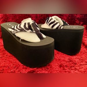 BNIB KiKs Platform Flip Flops Blk/Wht Zebra Print 
Size 10